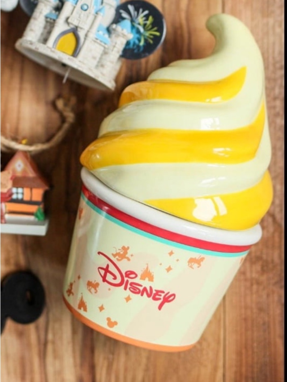 NWOT DisneyParks Walt Disney World Dole Whip Pineapple Scented Ceramic Candle